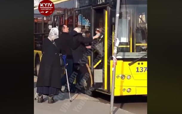 В Киеве пенсионера без пропуска вытащили из троллейбуса