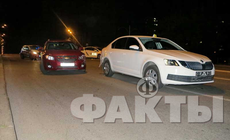Двойное ДТП на Харьковском шоссе в Киеве: Škoda полиции травмировала пешехода, а затем в нее врезался Chevrolet