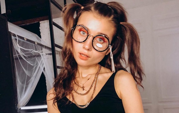Певица Jerry Heil снялась топлес в постели