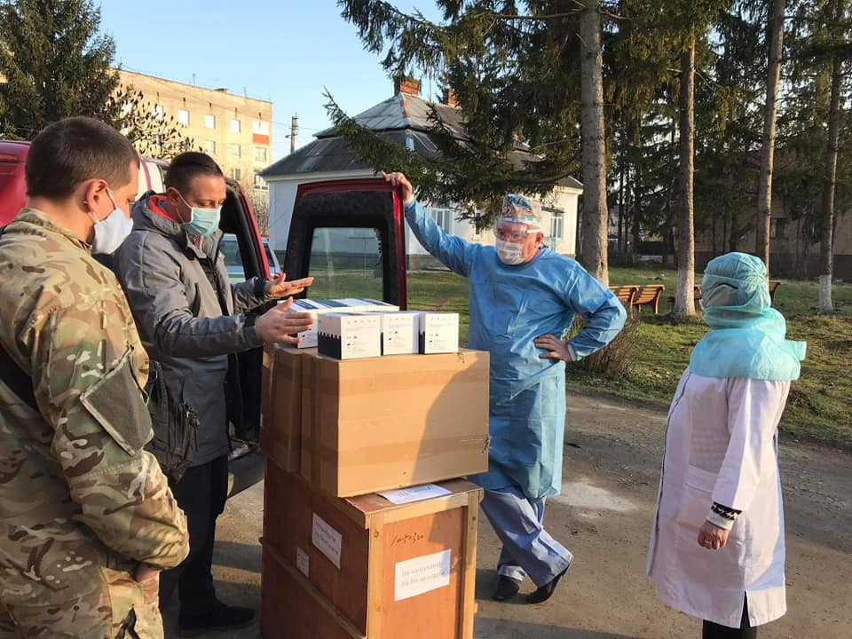 В украинском Ухане Монастыриске, где заразились десятки врачей, почти не осталось медикаментов