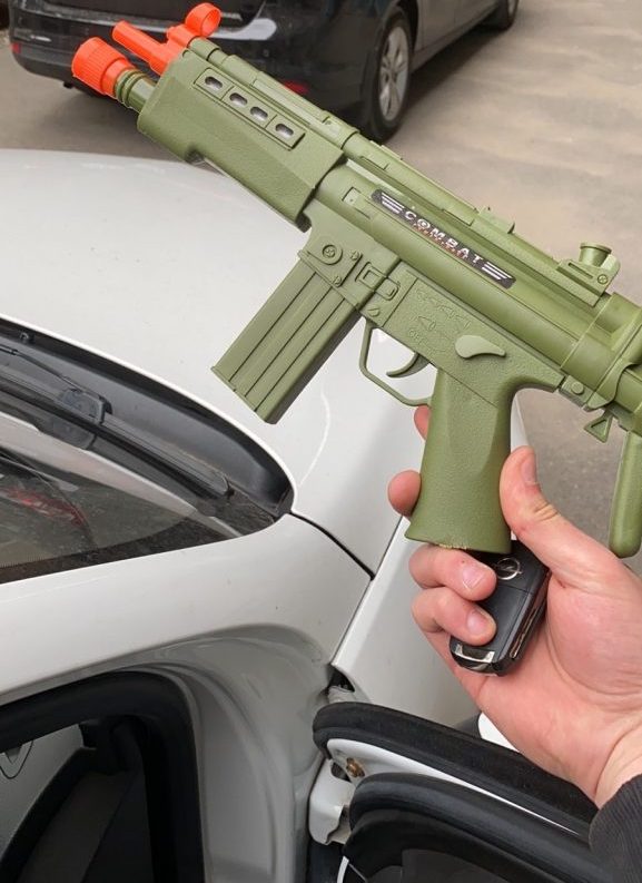 В Харькове полиция ловила авто с ребенком, вооруженным игрушечным автоматом