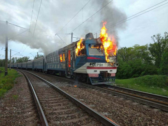 На Одесской ЖД на ходу загорелась электричка: фото с места ЧП