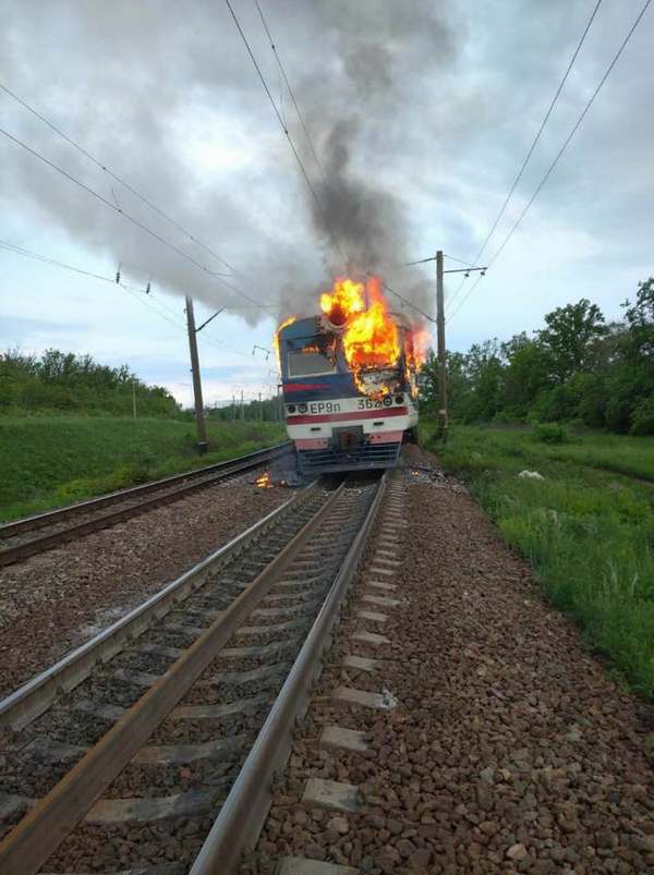 На Одесской ЖД на ходу загорелась электричка: фото с места ЧП