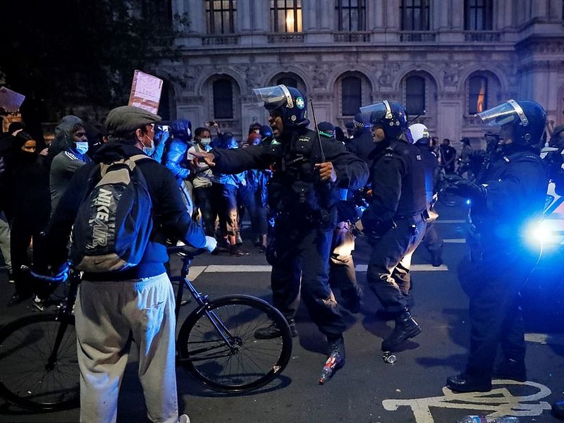В Лондоне уличные банды попытались прорваться в резиденцию Бориса Джонсона (фото, видео)