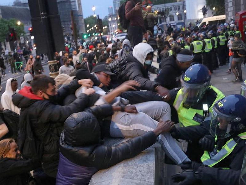 В Лондоне уличные банды попытались прорваться в резиденцию Бориса Джонсона (фото, видео)