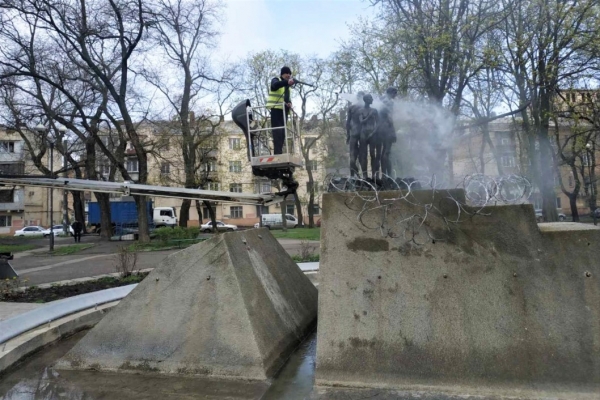 Одесские коммунальщики ремонтируют и моют памятники 