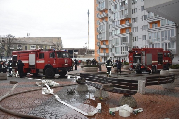 В ЖК на Среднефонтанской произошел пожар: из дома эвакуировали 55 человек. Фото