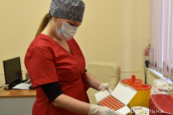 Борьба с Covid-19: в Одесской области массово вакцинируют спасателей и полицейских