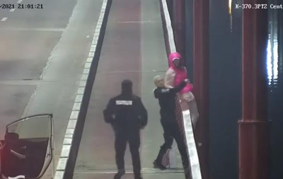 В Днепре патрульные спасли девушку, которая собиралась прыгнуть с моста