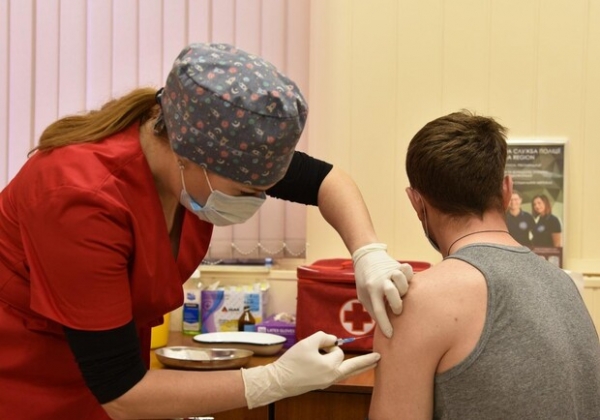Борьба с Covid-19: в Одесской области массово вакцинируют спасателей и полицейских