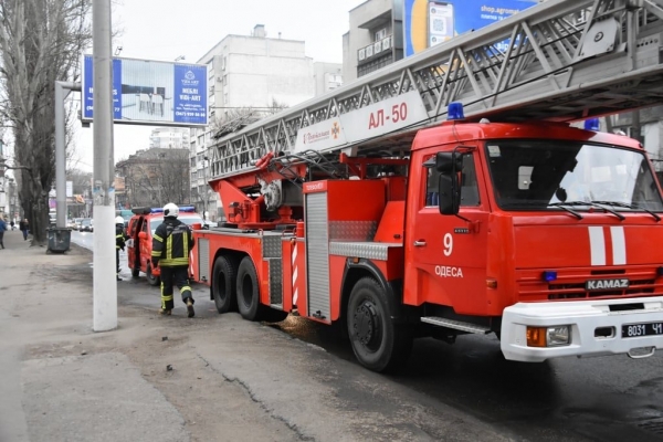 В ЖК на Среднефонтанской произошел пожар: из дома эвакуировали 55 человек. Фото