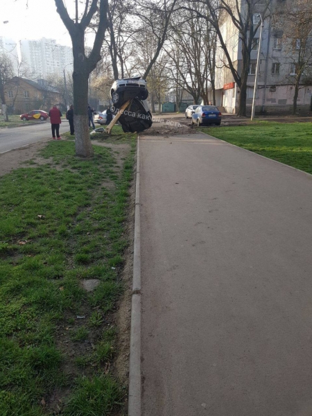 На Генерала Петрова машина повисла на дереве