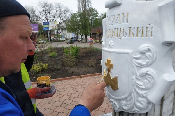 Одесские коммунальщики ремонтируют и моют памятники 
