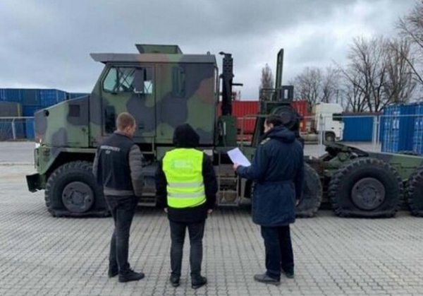 "Обычная машина": в Одессе пытались растаможить танковый тягач из Америки 
