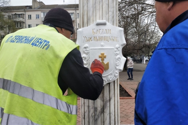 Одесские коммунальщики ремонтируют и моют памятники 