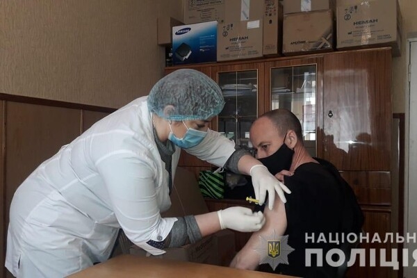 Борьба с Covid-19: в Одесской области массово вакцинируют спасателей и полицейских
