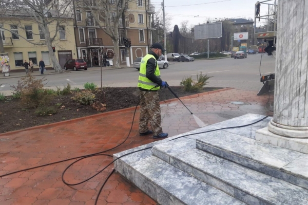 Одесские коммунальщики ремонтируют и моют памятники 