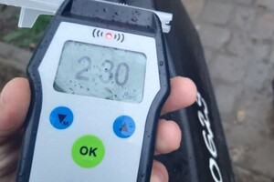 Нужно меньше пить: на Неждановой грузовик врезался в ларек и перевернулся
