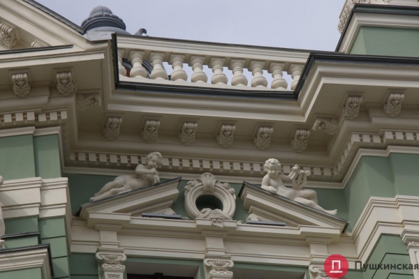 Печально прославившейся скульптуре на доме Руссова вернули лицо