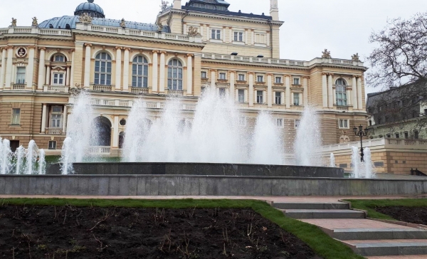В Одессе починили фонтан в центре города, который сломали вандалы. Фото