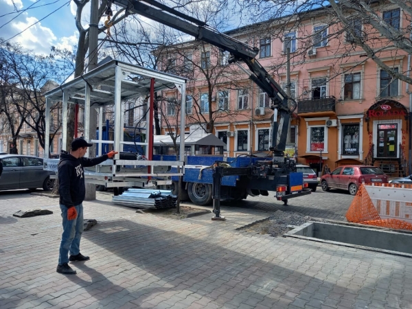 Подземные мусорные контейнеры появились еще на одной улице в центре Одессы: они стоят 1,2 миллиона. Фото