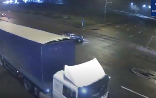 В Киеве пьяный водитель влетел в грузовик и пытался сбежать с места ДТП 