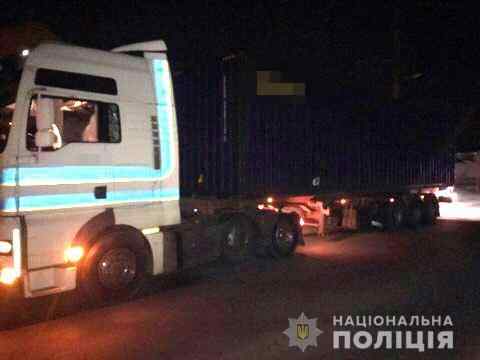 Ночью в Одессе тягач насмерть сбил человека
