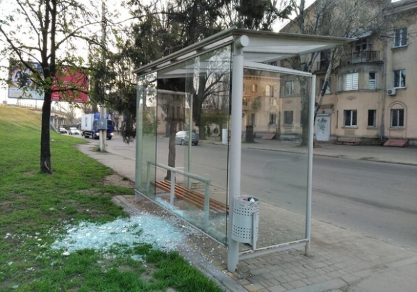 38-я за год: в Одессе вандалы разбили еще одну остановку