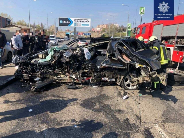 На Балковской BMW попало в ДТП: автомобиль превратился в груду металла. Фото
