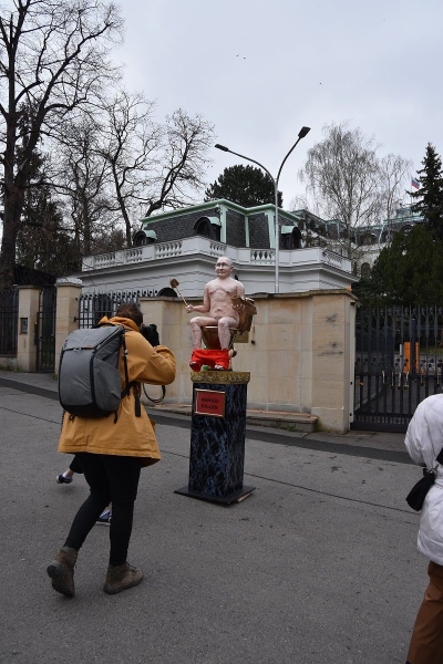 Голий Путін на унітазі: в Чехії активісти оригінально висловили протест проти можливої агресії РФ в Україні