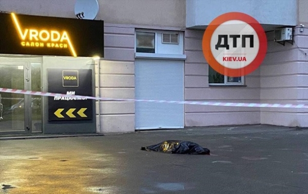 В Киеве из окна многоэтажки выпал мужчина