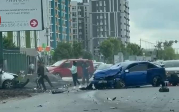В Киеве в серьезное ДТП попали четыре авто