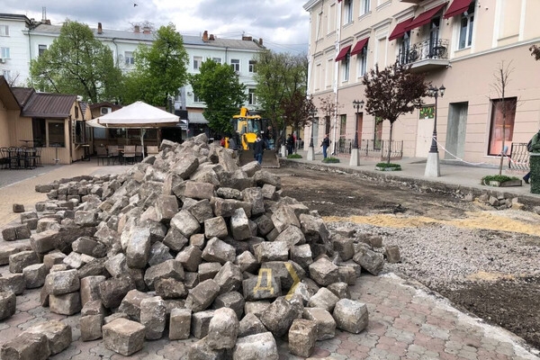 В центре Одессы нашли старинную брусчатку: ее начали демонтировать