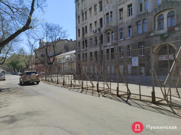 Движение у сгоревшего колледжа на Троицкой после ДТП автовандала восстановили. Фото