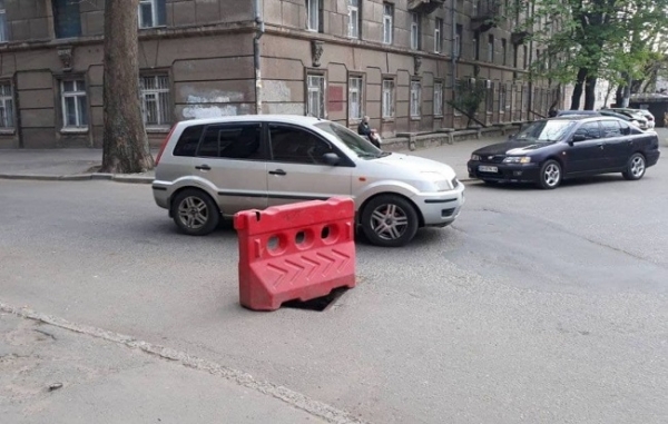 Пять чугунных решёток ливнёвки утащили с одесских дорог за ночь