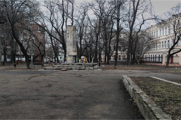 С фонтаном и скульптурами: в центре Одессы реконструируют сквер