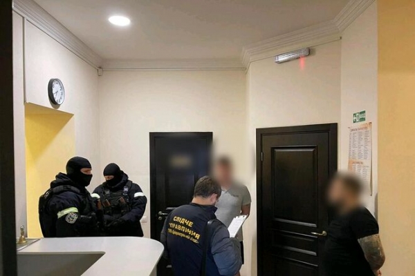 
                                                                        Бывшее руководство банка заподозрили в краже почти 90 млн грн вкладчиков, двоих арестовали
                                                                                                                                                                                                                    