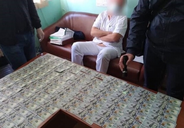 11 тысяч долларов за операцию на сердце: в Одессе поймали на взятке хирурга
