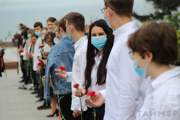 Почётная вахта памяти: на Аллее Славы снова начали дежурить школьники 