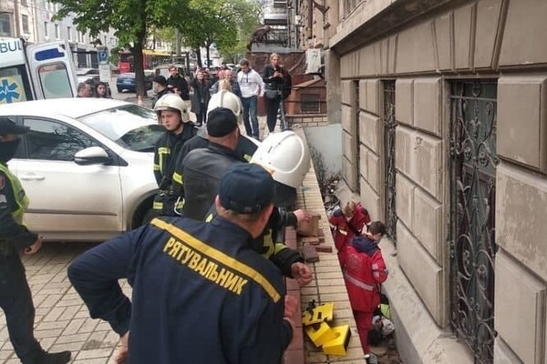 "Героиня дня": в центре Одессы женщина сбила парковщика