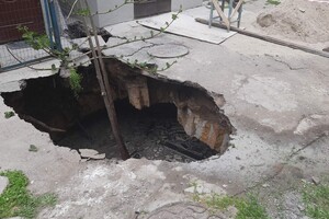 Из-за ремонта здания полиции: в одесском дворе образовалась глубокая яма