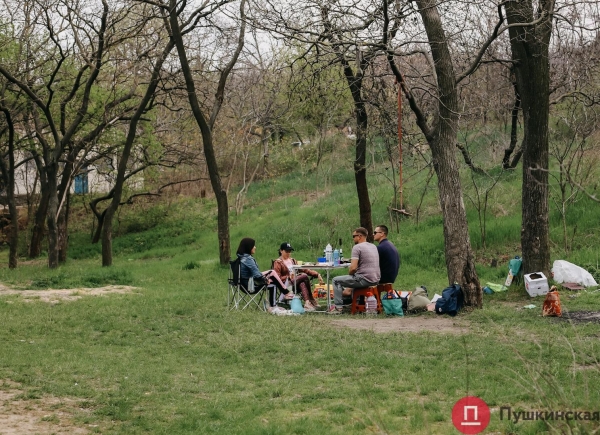 Море, шашлыки и карантин: как в Одессе празднуют Первомай. Фоторепортаж