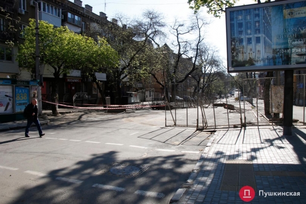 Ночью в Одессе снесли ограду возле сгоревшего колледжа на Троицкой. Фото