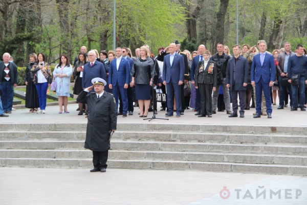 Почётная вахта памяти: на Аллее Славы снова начали дежурить школьники 