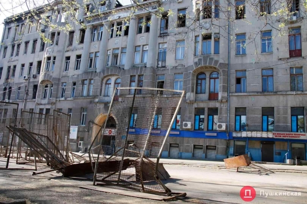 Ночью в Одессе снесли ограду возле сгоревшего колледжа на Троицкой. Фото