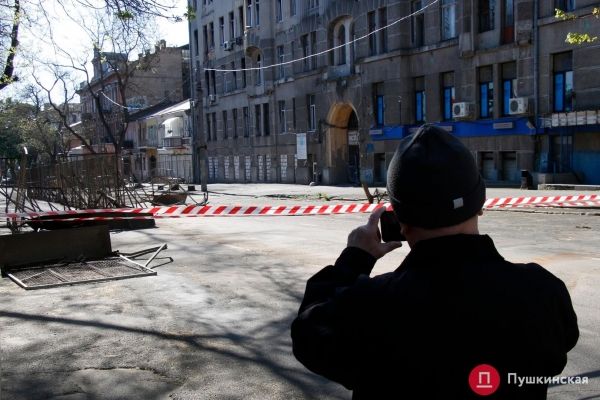 Ночью в Одессе снесли ограду возле сгоревшего колледжа на Троицкой. Фото