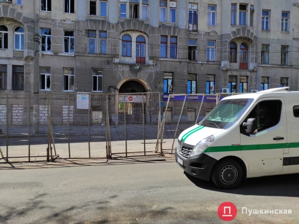 Движение у сгоревшего колледжа на Троицкой после ДТП автовандала восстановили. Фото