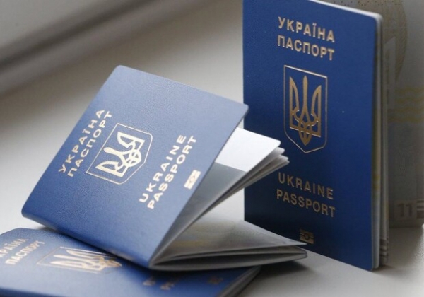 Украинка выбросила загранпаспорта из-за отказа в выезде за рубеж: она заявила, что новости об этом - фейк