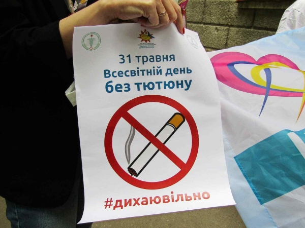 Во всемирный день без табака в Одессе меняли сигареты на конфеты. Фото