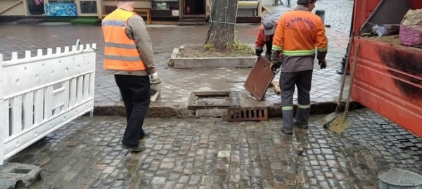 Пять чугунных решёток ливнёвки утащили с одесских дорог за ночь
